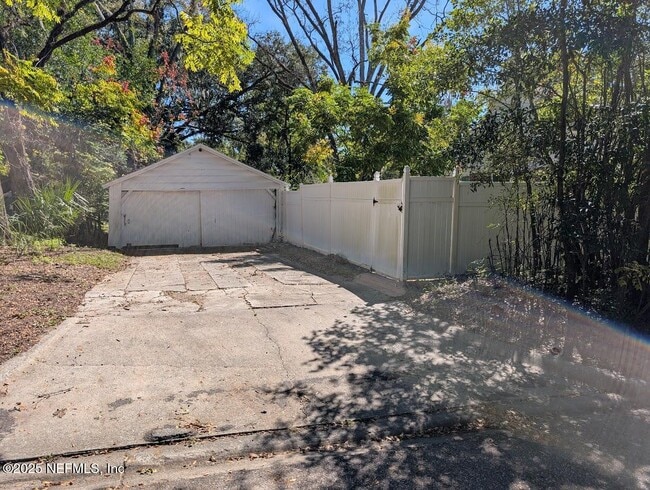 Building Photo - 1429 Azalea Dr