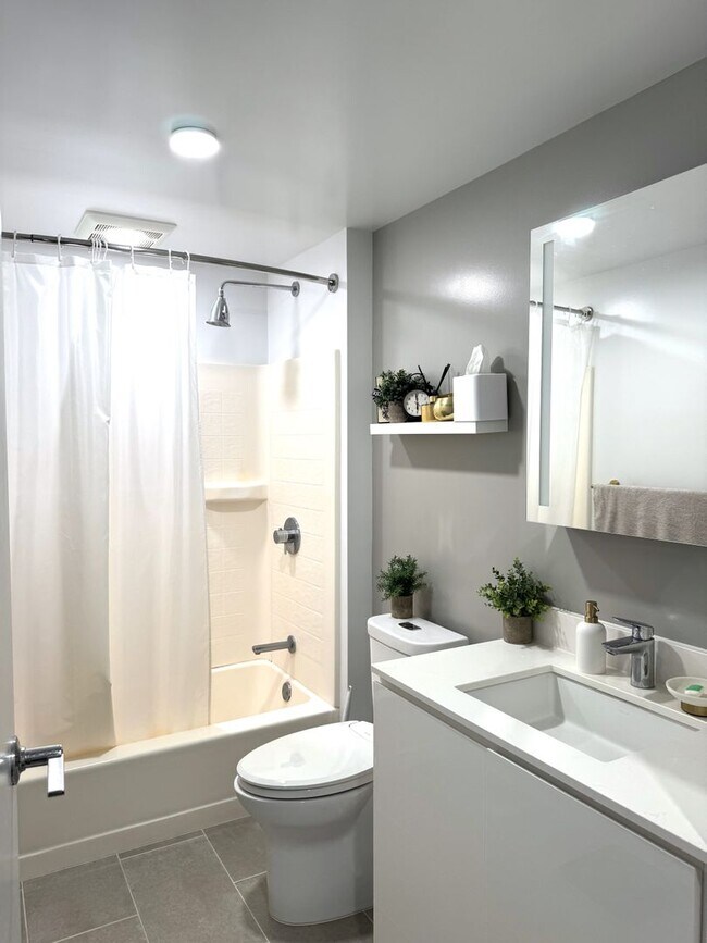 Building Photo - Aalii - High Floor Fully Furnished One Bed...