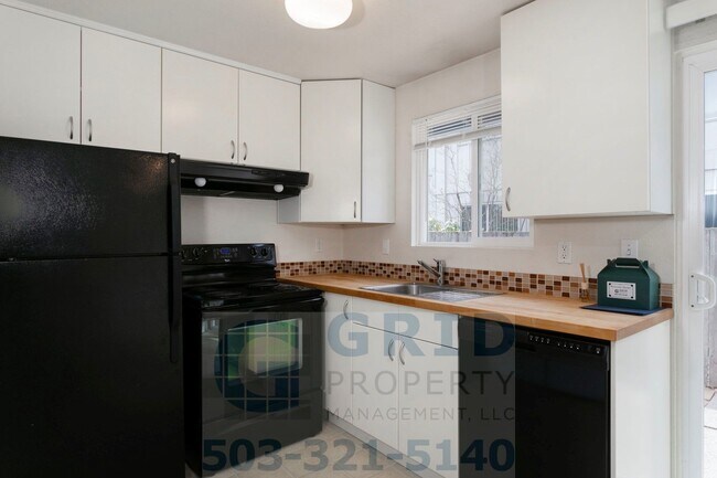 Building Photo - 2 Bedroom Apartment Available w/ Private Yard Space!