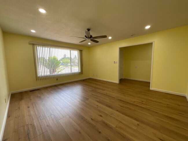 Building Photo - Beautiful Home in Established Fresno Neigh...