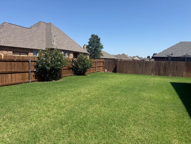 Building Photo - 3 bed plus office, Neighborhood amenities include a neighborhood pond, Pool and playground!