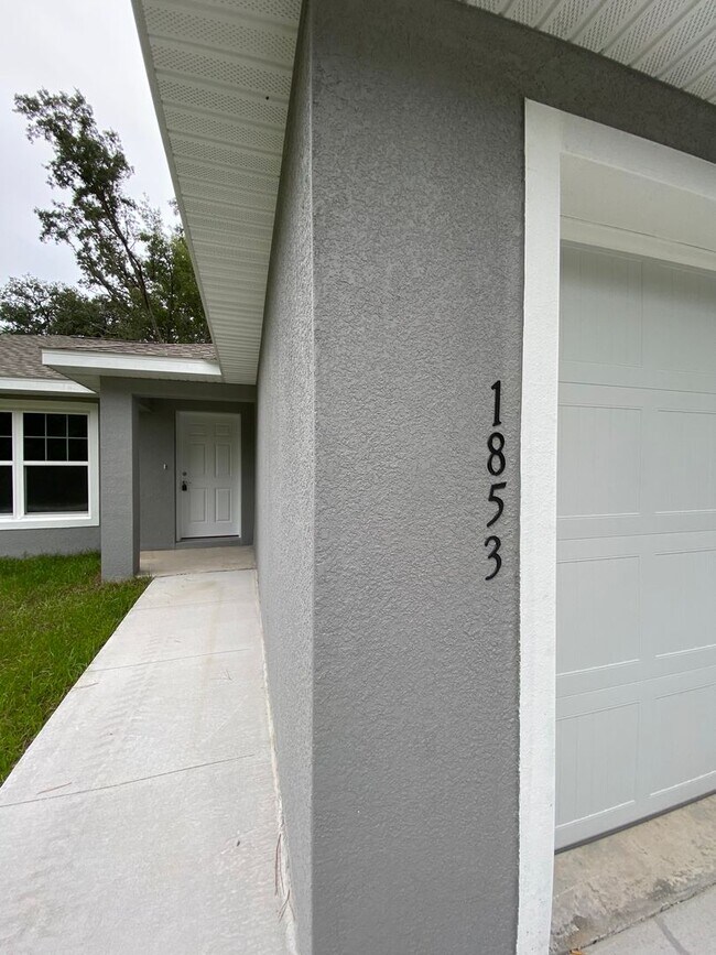 Building Photo - Custom Home - Desirable SW Ocala Neighborhood 3/2/2 **Won't Last**