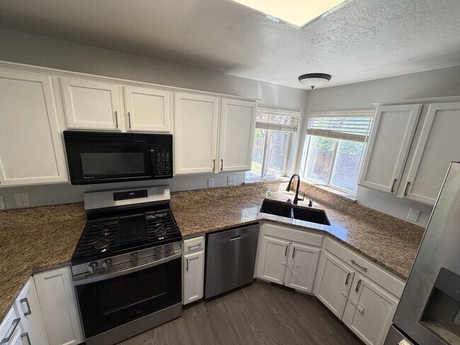 Building Photo - 704 Country Club Dr