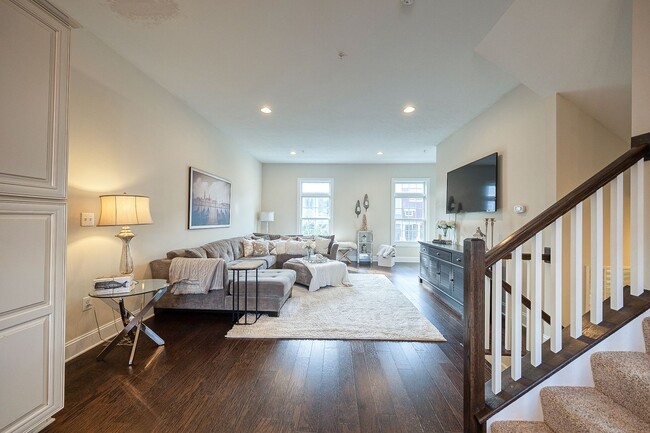 Building Photo - Beautifully appointed townhome