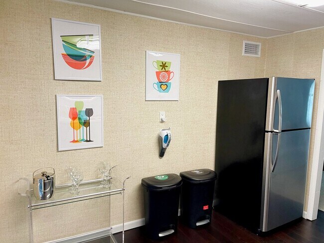 Building Photo - 835 NE 21st Dr