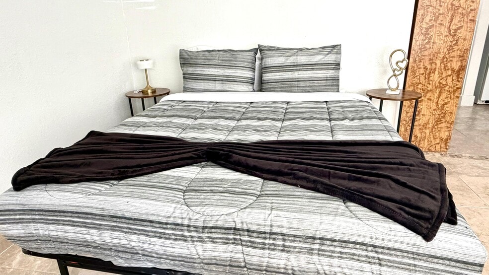 Building Photo - 3030 Plaza St