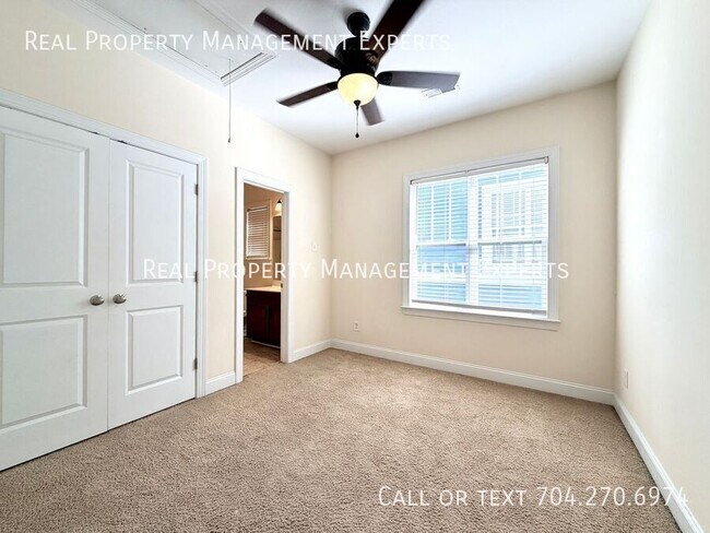 Building Photo - 319 Woodvale Pl