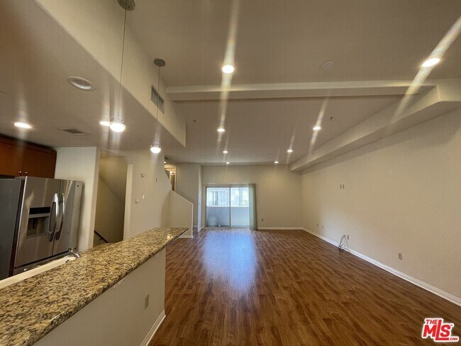 Building Photo - 15024 Magnolia Blvd