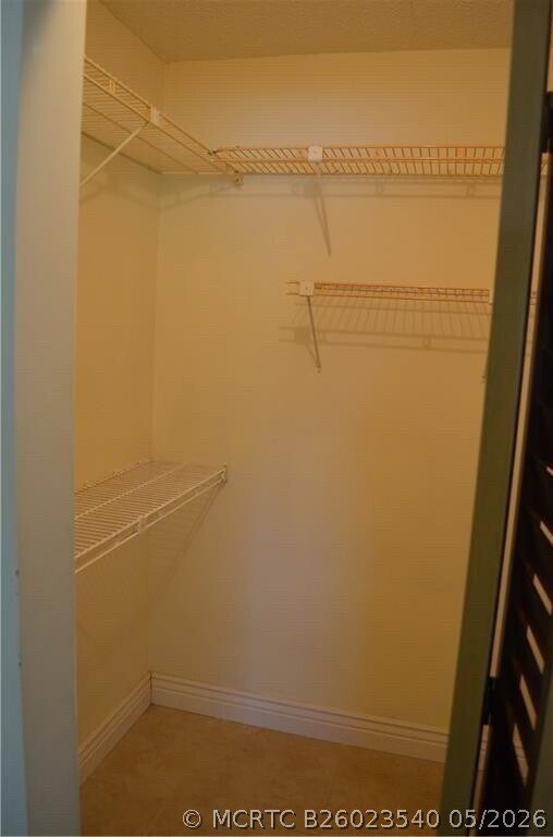 Building Photo - 1005 Country Club Dr