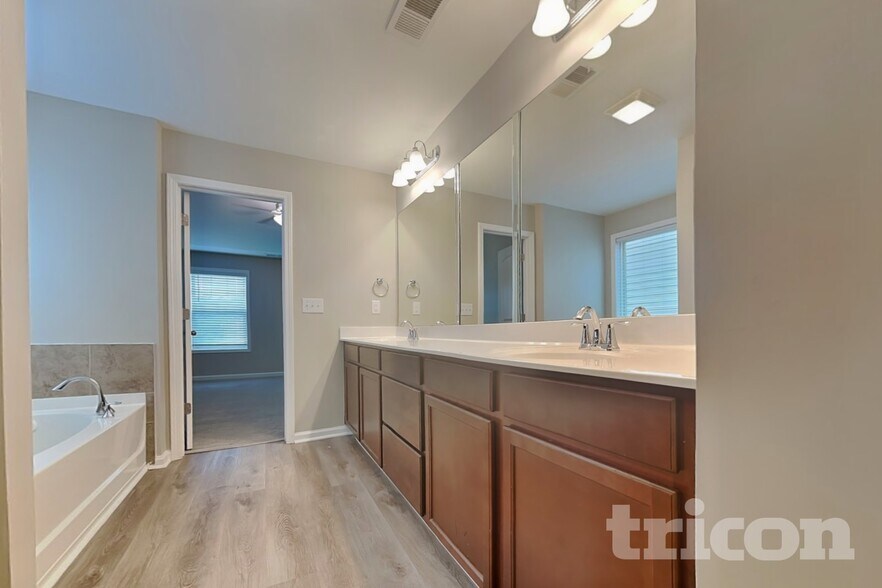 Building Photo - 3440 Baylor Cir
