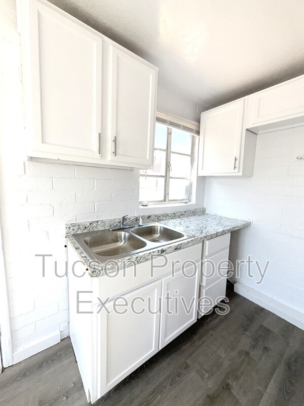 Building Photo - 130 E Delano St