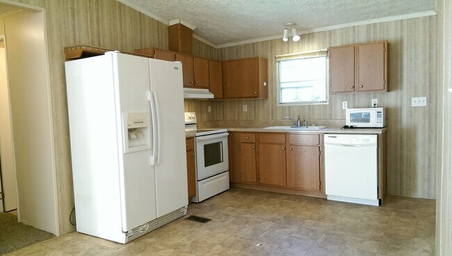 Building Photo - 3 Bed 2 Bath w/ HUGE screen porch on partially FENCED 1/3 Acre!