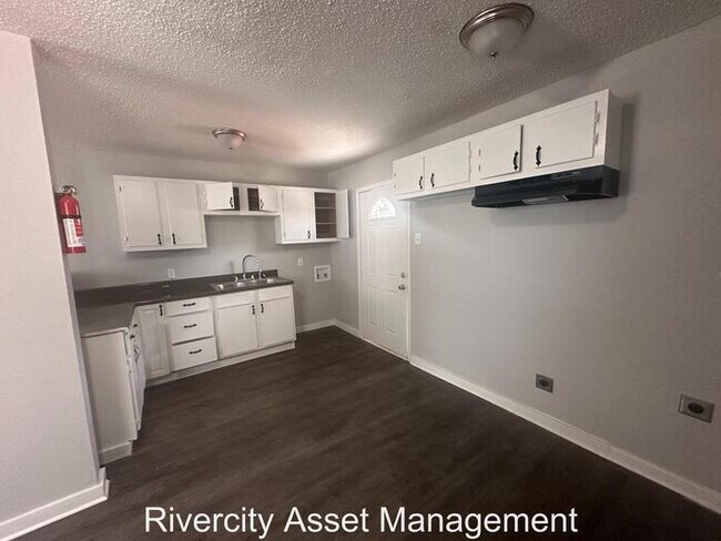 Building Photo - Adorable 2 bedroom, 1 bath Home!!!! Sectio...