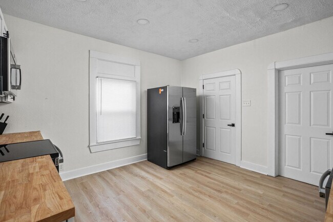 Building Photo - 211 N Addison St