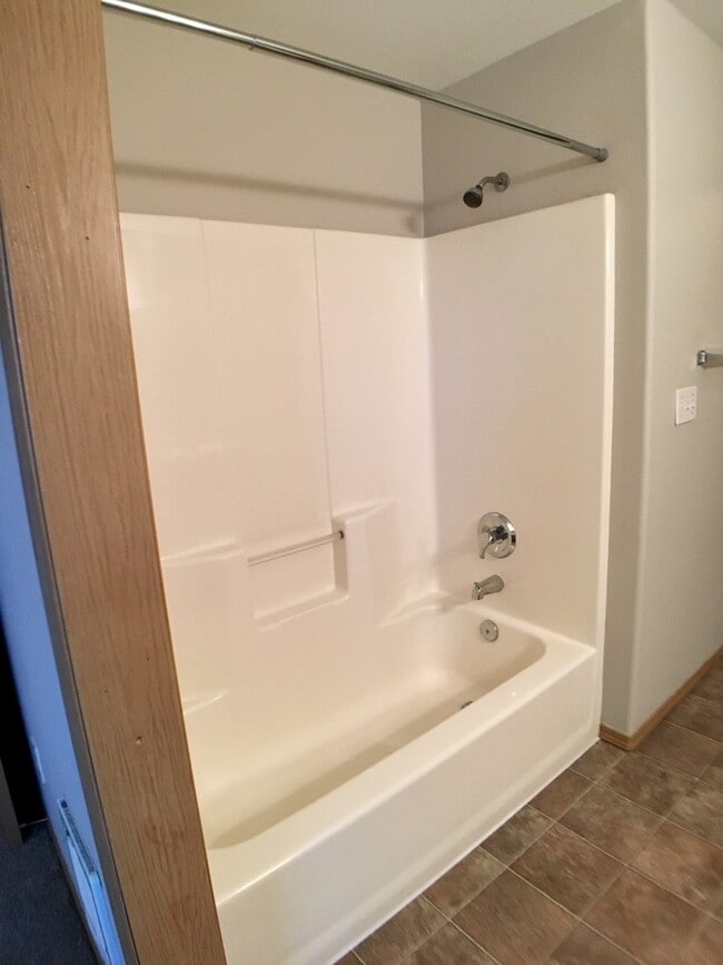 Building Photo - Finic5