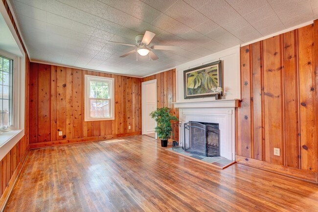 Building Photo - Charming Cape Cod Home - Detached Garage - Pet Friendly!