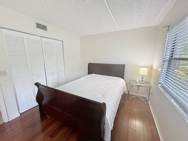 Building Photo - 217 Woodlake Wynde