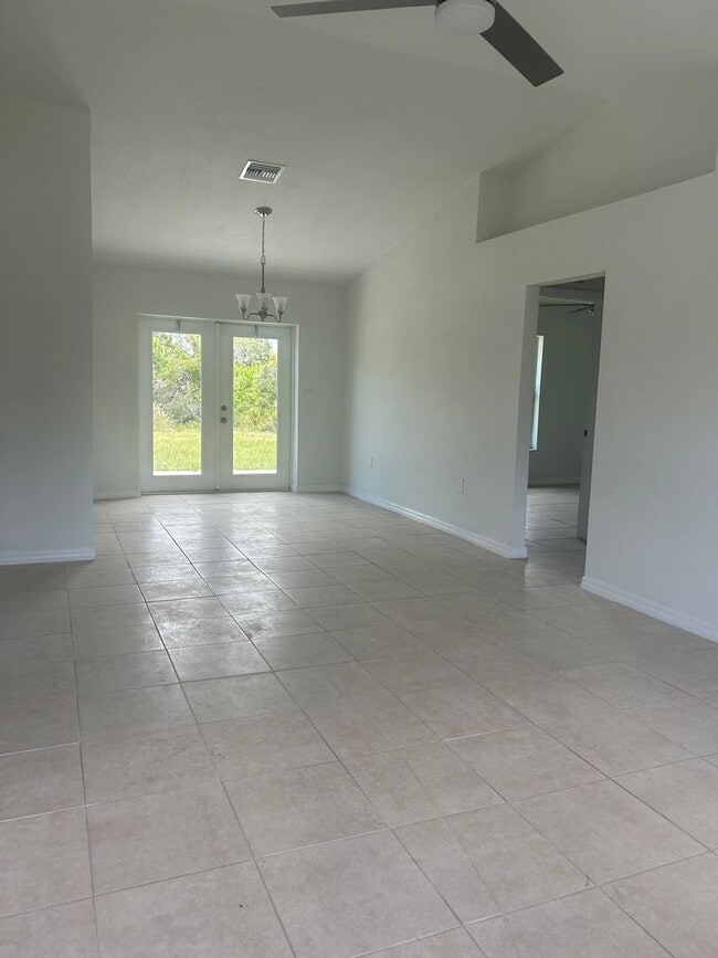 Building Photo - 3/2/1 Single Family Home Available-Cozy Pe...