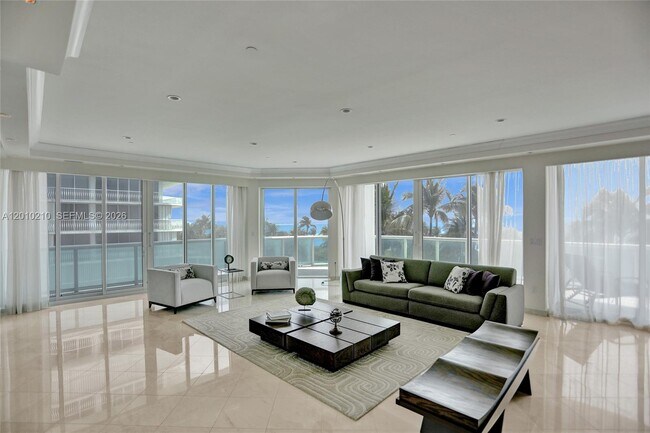 Building Photo - 10101 Collins Ave