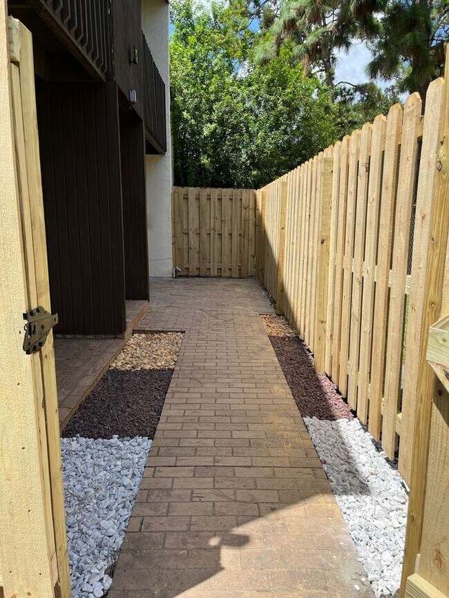 Building Photo - Fantastic 3/3 Townhome in Windsor Pines, Kissimmee