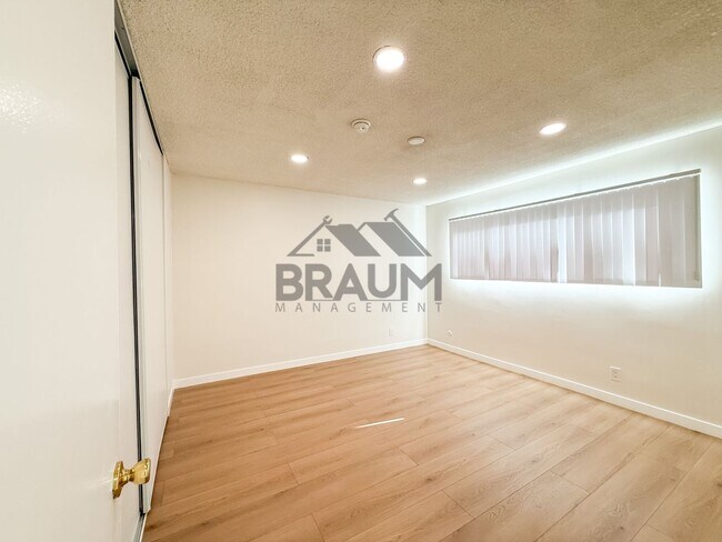 Building Photo - 6039 Whitsett Ave