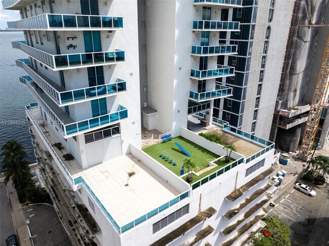 Building Photo - 700 NE 25th St