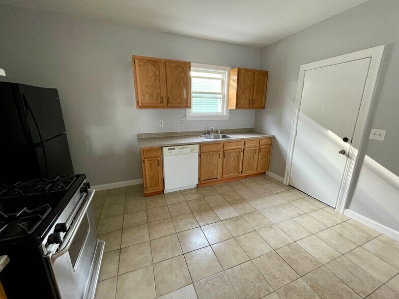 Building Photo - 48 Pekin St