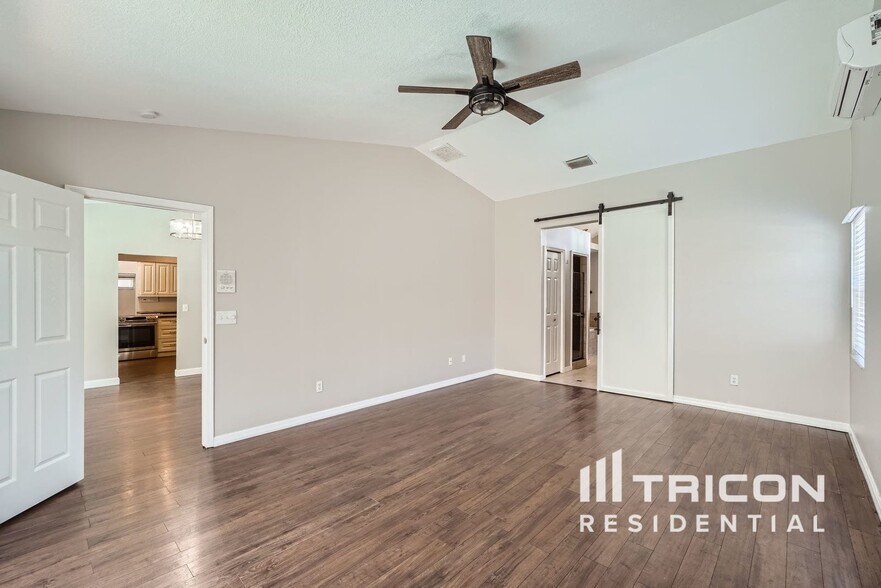 Building Photo - 854 Christina Cir
