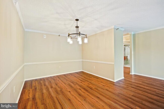 Building Photo - 15101 Interlachen Dr