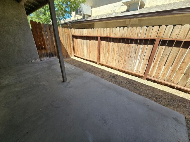 Building Photo - Place 616 W Graaf Ave