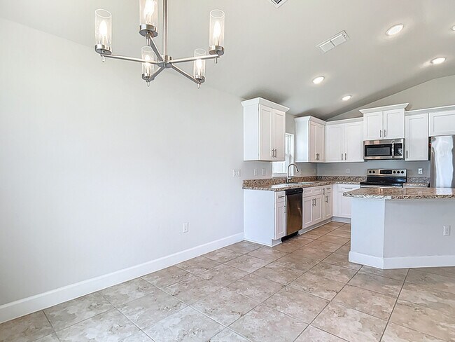 Building Photo - Welcome in to this beautiful Unfurnished -...