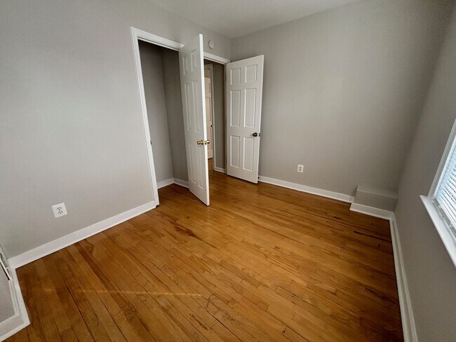 Building Photo - 2705 Fort Dr