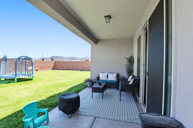 Building Photo - Beautiful 4 bedroom home with Solar Panels