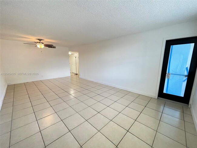 Building Photo - 3900 N Hills Dr