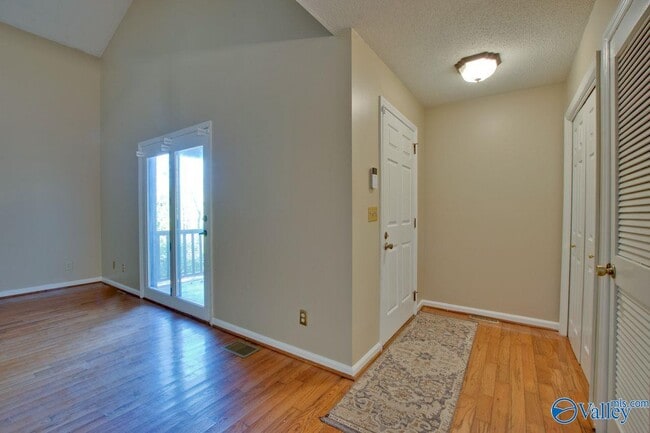 Building Photo - 3018 Live Oak Ln SW