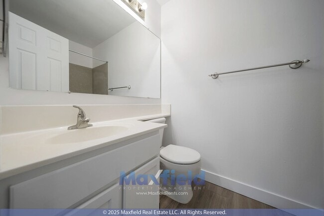 Building Photo - TOP LEVEL CONDO - 2BD 2 BA - NEW PAINT!