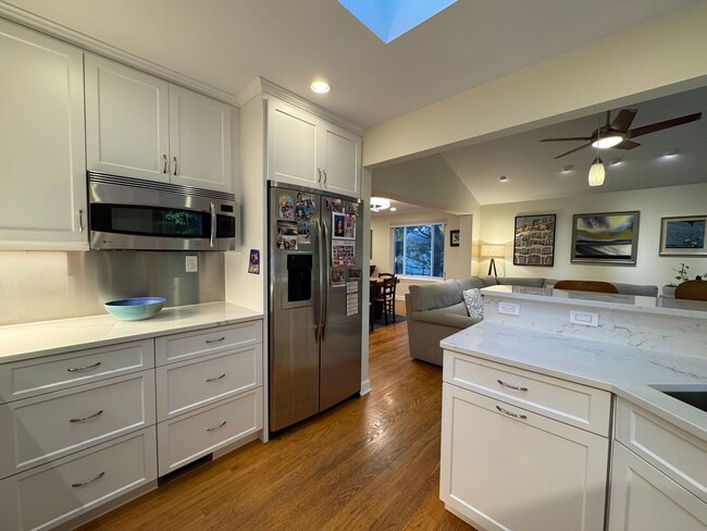 Building Photo - Fantastic 5 Bed 3 Bath Single Family Home ...