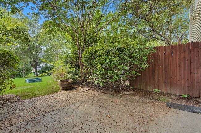 Building Photo - Townhome in Desirable Hedingham Community