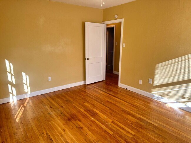 Building Photo - Character, Comfort & Convenience in Tech T...