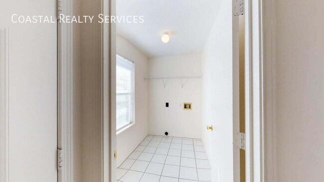 Building Photo - 895 Silverwood