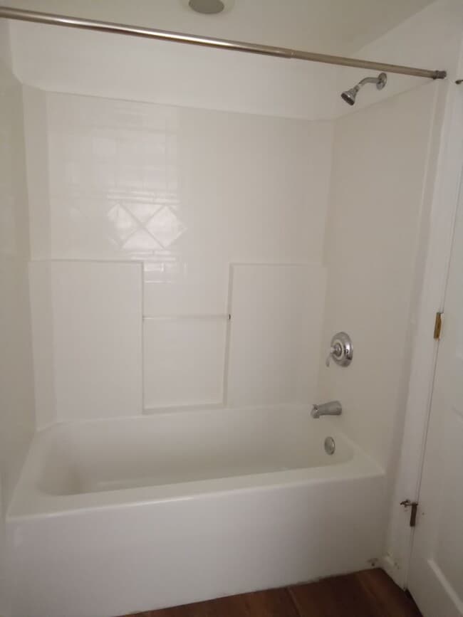 Building Photo - Maryville 37804 - 1 bedroom, bath in duplex, bottom unit - Contact Sharon Arnwine (865) 313-7215