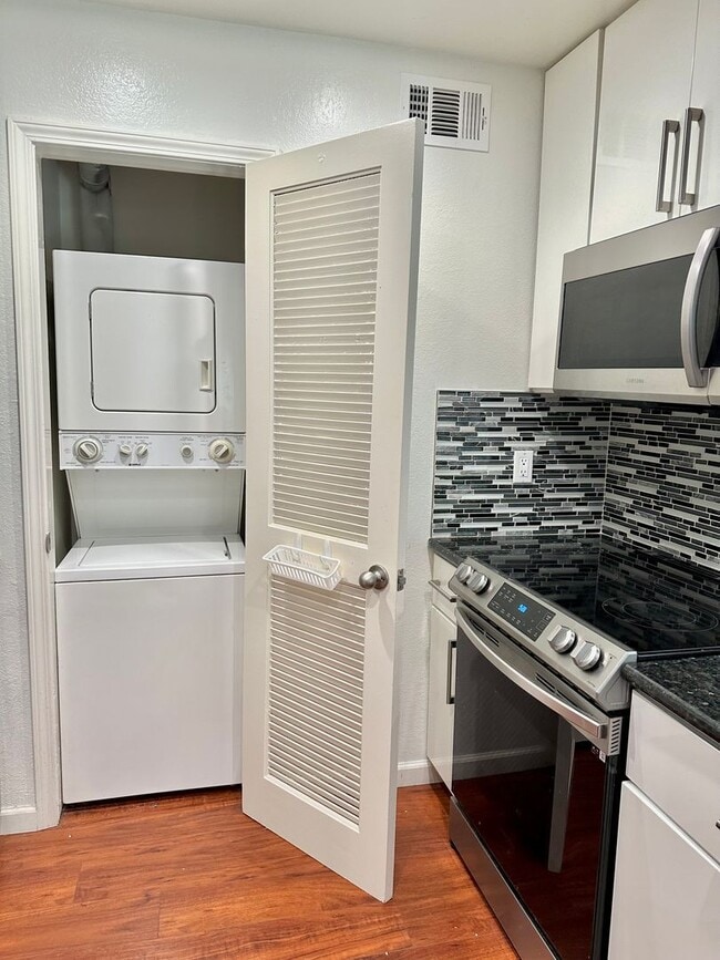 Building Photo - $2990 Stunning Remodeled 2BR/2BA Condo in ...