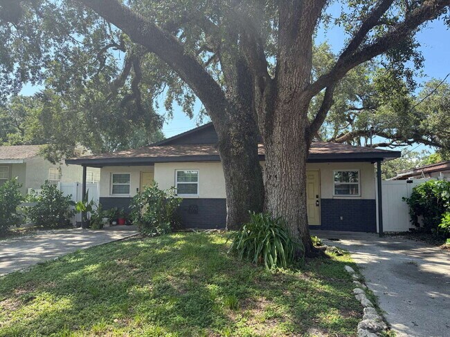 Primary Photo - Charming 2-Bed Duplex in Tampa with Modern...