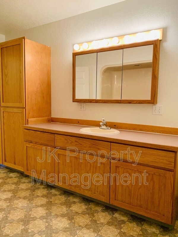 Building Photo - 1613 Sand Ct