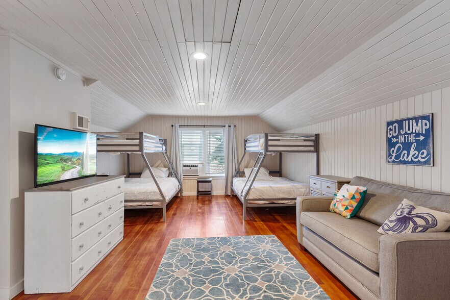 Upstairs bunk room with couch that has a pull out bed. Large flat screen TV. - 717 E Lakeside Ave
