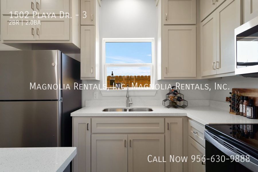 Building Photo - 1502 Playa Dr