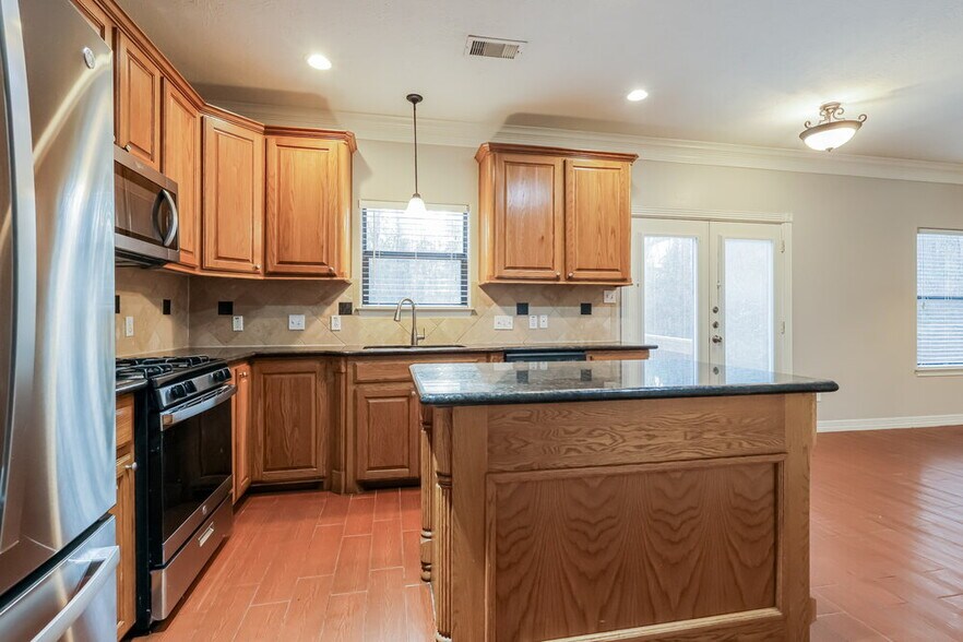 Building Photo - 612 Spruce Dr