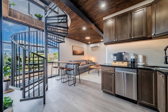 Building Photo - 736 W Rider Dr