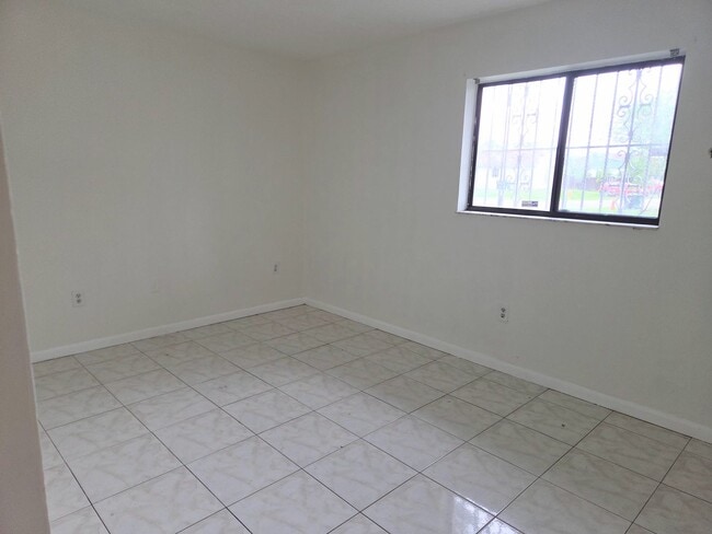 Building Photo - Fully Renovated 3BR/2BA Townhome with New Bathrooms & Fenced Yard