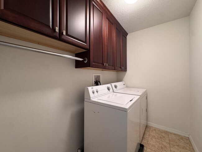 Building Photo - Windermere Landings Highly Desirable 3/2.5 Home...Beautifully Upgraded (2139 sq ft)! MUST SEE!